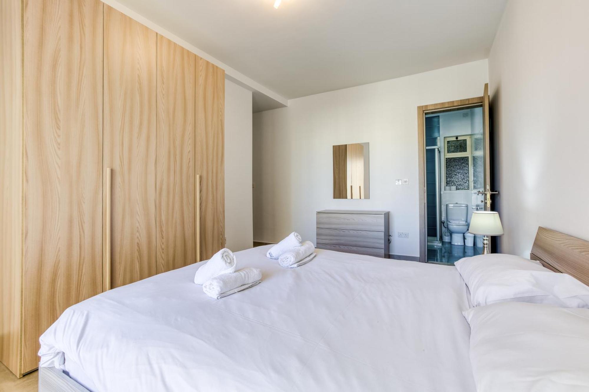 Seafront Sliema Apartment With Balcony & Sea Views By Jl Buitenkant foto