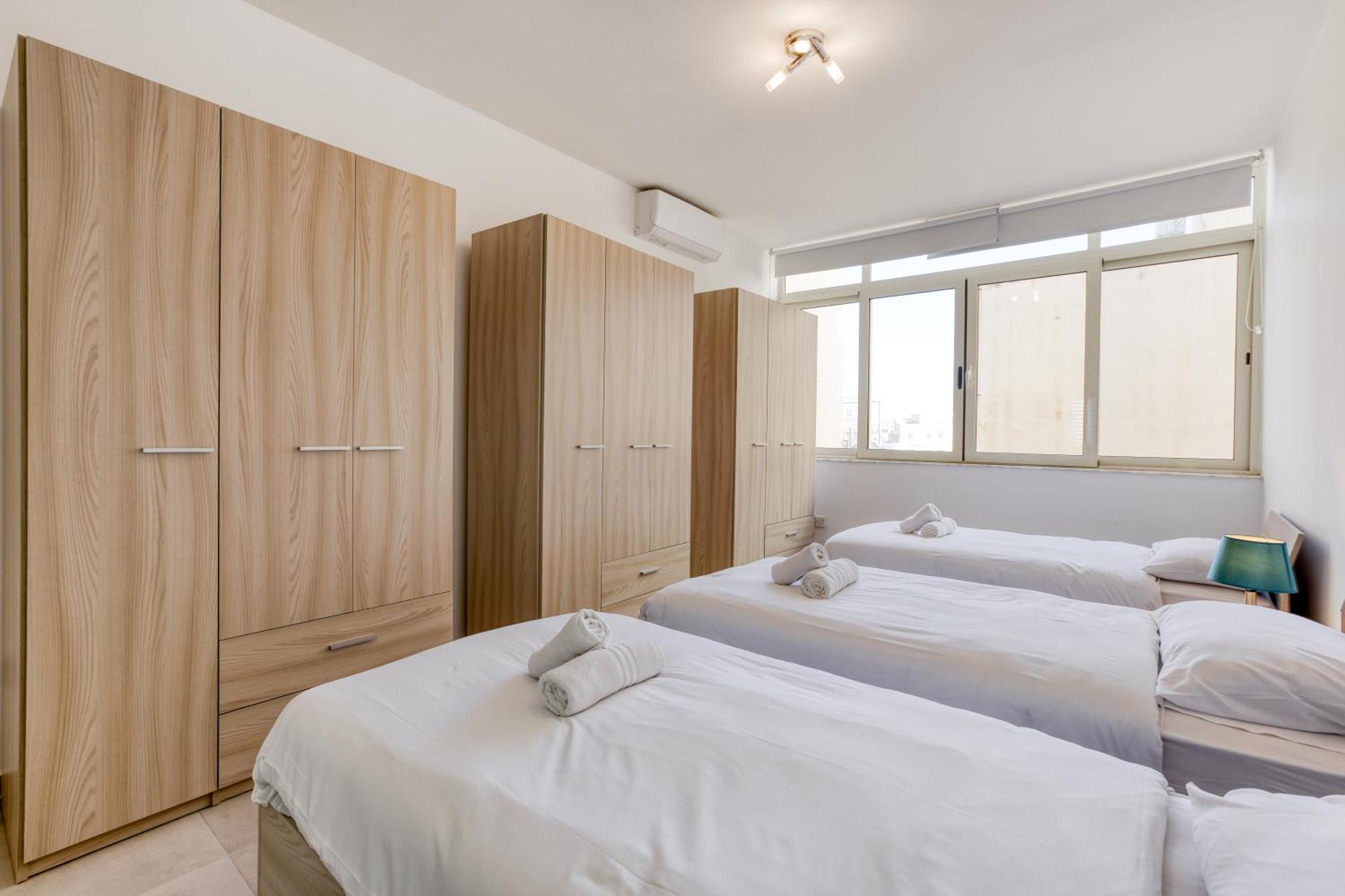 Seafront Sliema Apartment With Balcony & Sea Views By Jl Buitenkant foto