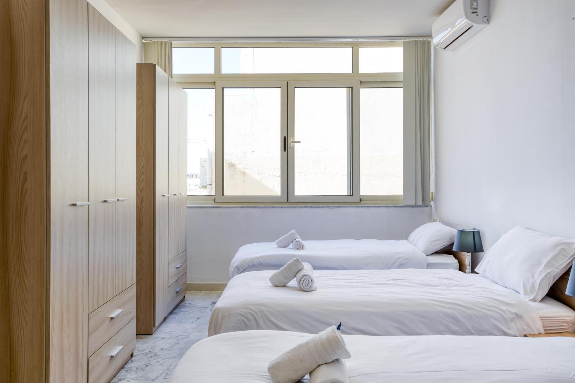 Seafront Sliema Apartment With Balcony & Sea Views By Jl Buitenkant foto