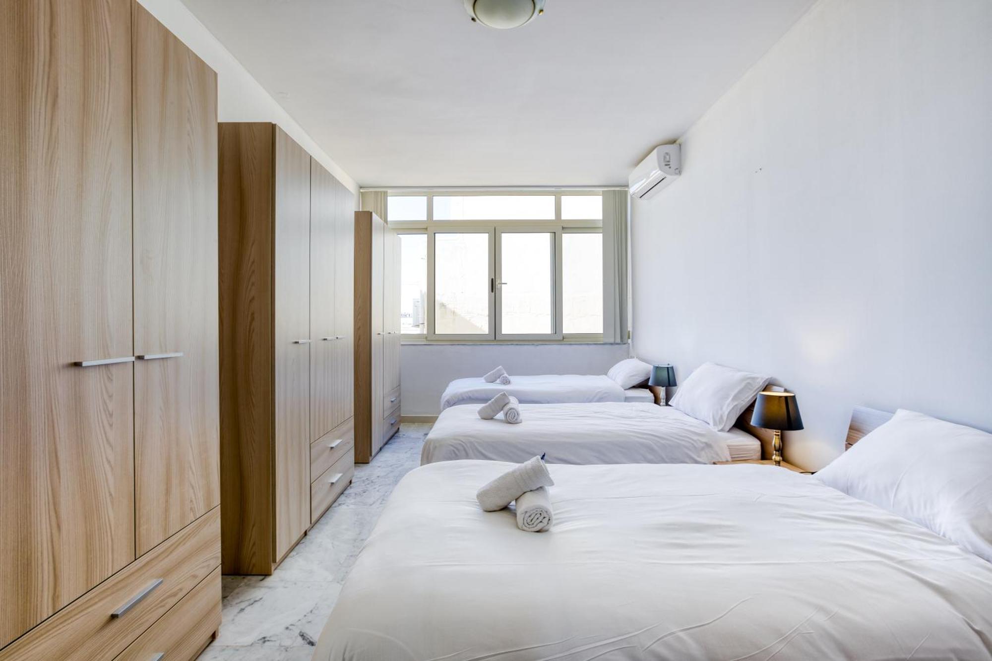 Seafront Sliema Apartment With Balcony & Sea Views By Jl Buitenkant foto