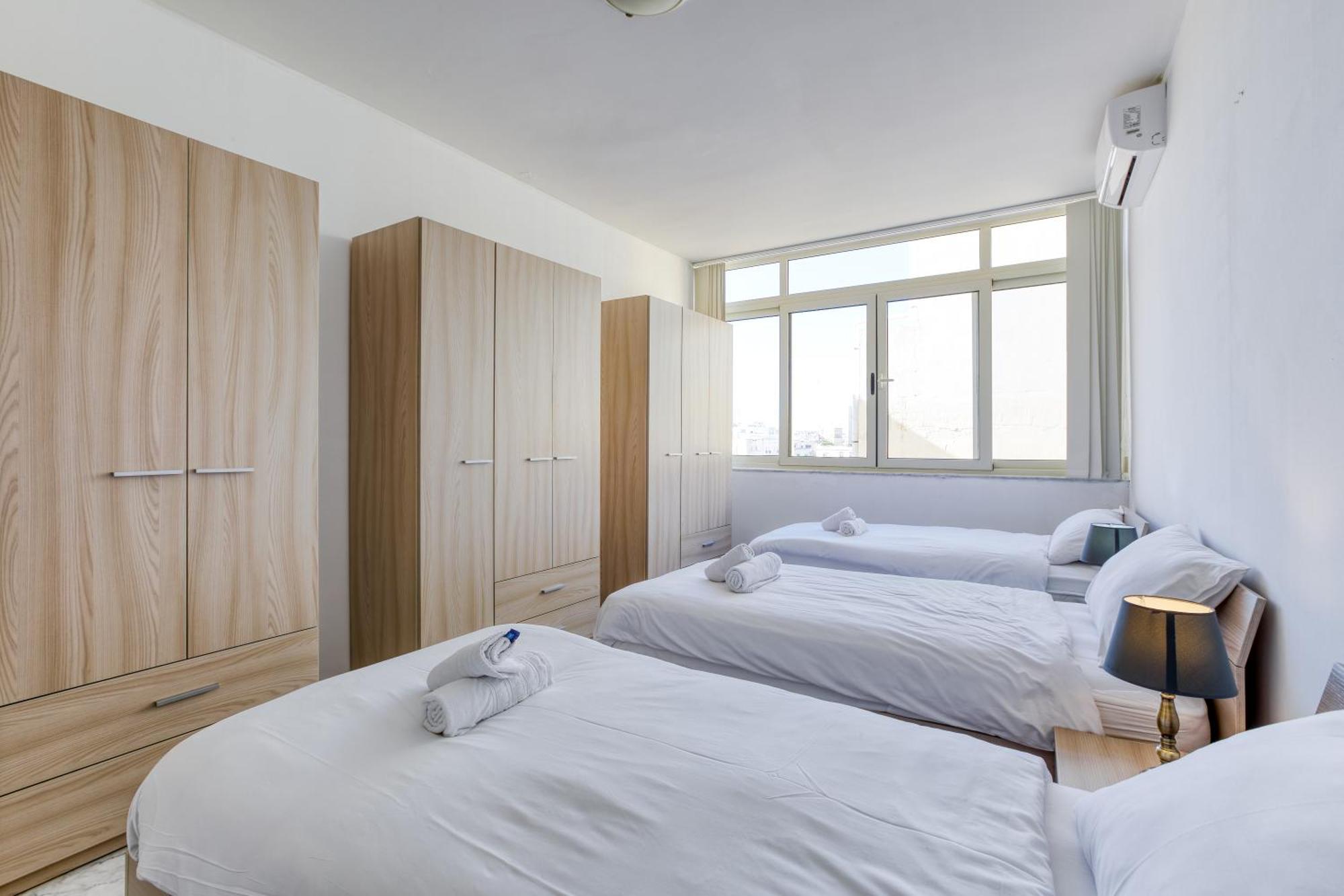 Seafront Sliema Apartment With Balcony & Sea Views By Jl Buitenkant foto