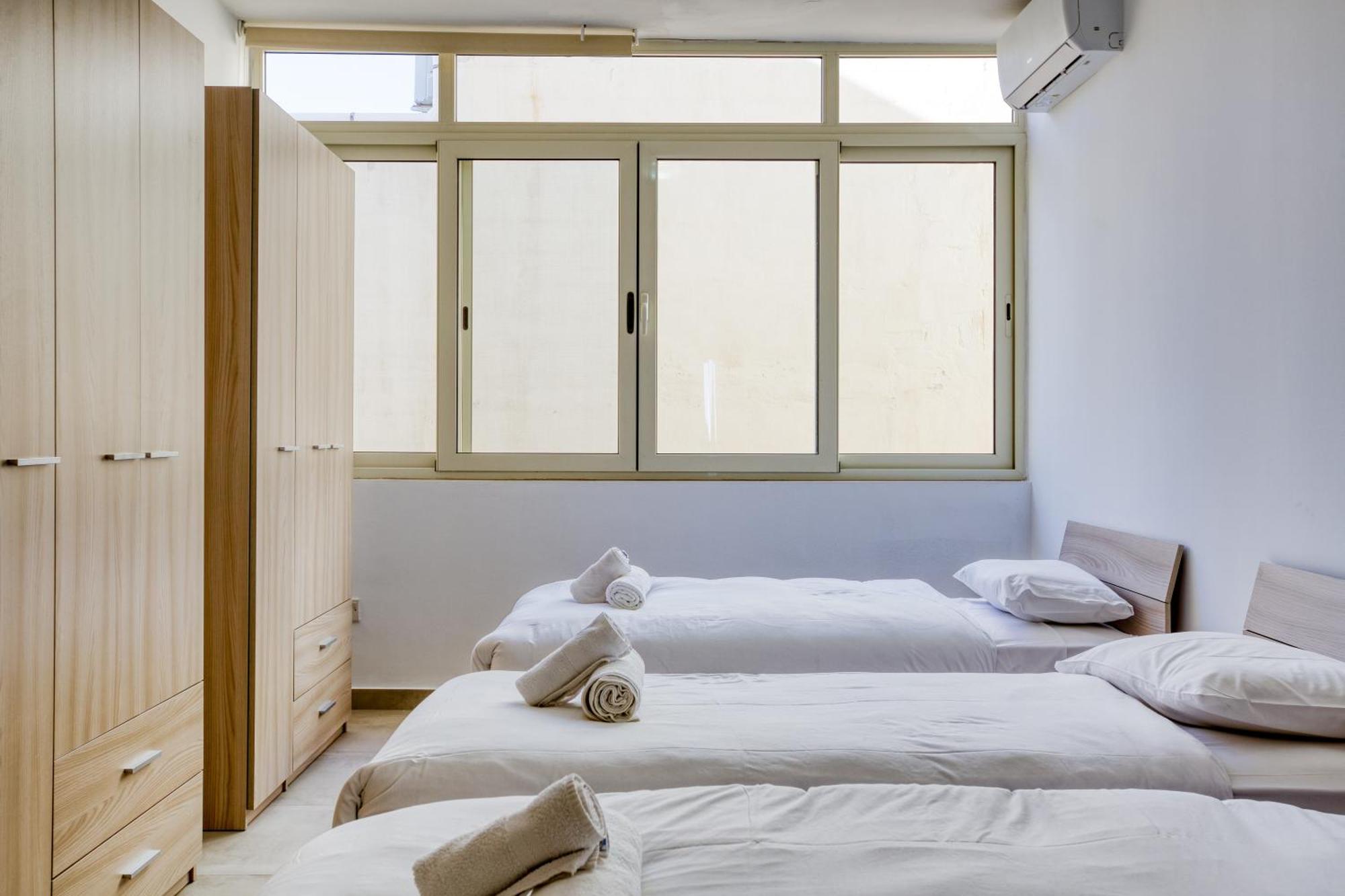 Seafront Sliema Apartment With Balcony & Sea Views By Jl Buitenkant foto