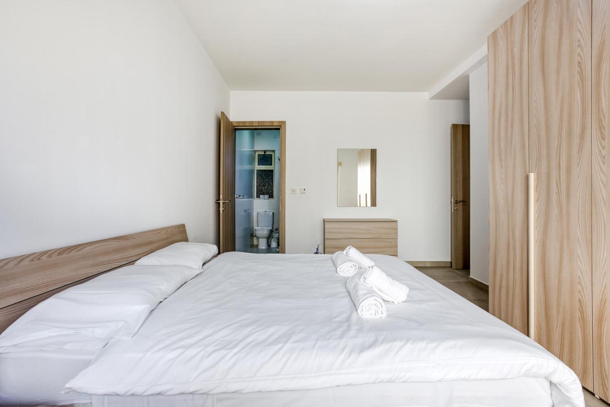 Seafront Sliema Apartment With Balcony & Sea Views By Jl Buitenkant foto