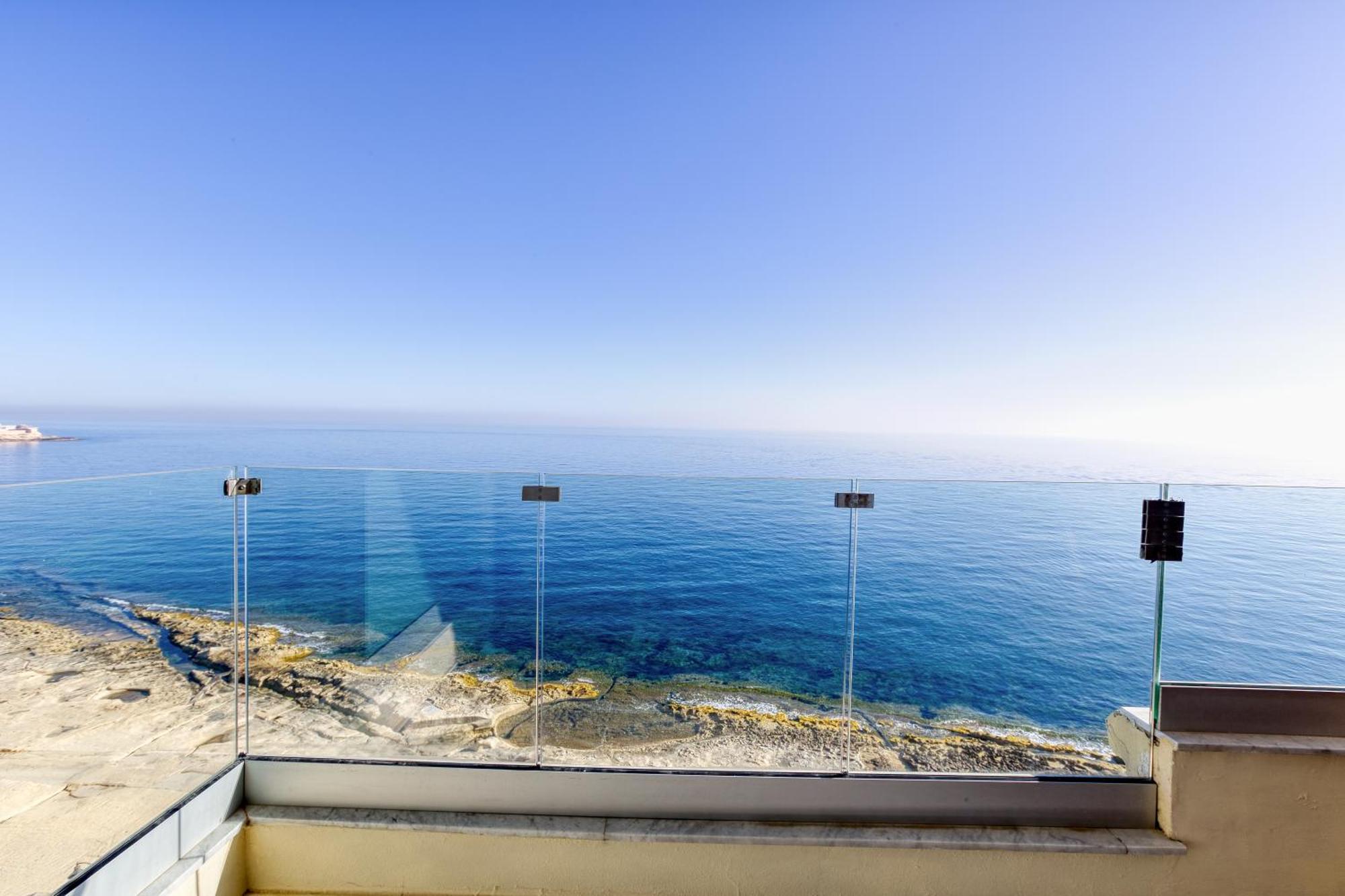 Seafront Sliema Apartment With Balcony & Sea Views By Jl Buitenkant foto